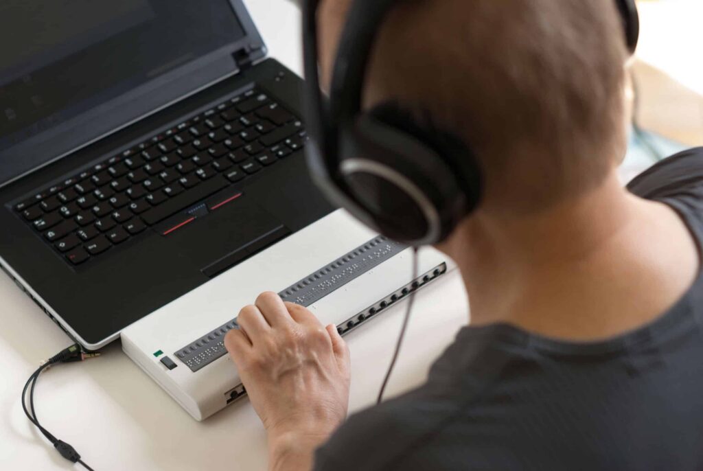 Apprenant suivant un cours en ligne accessible avec sous-titres — AccessiWeb Conseil