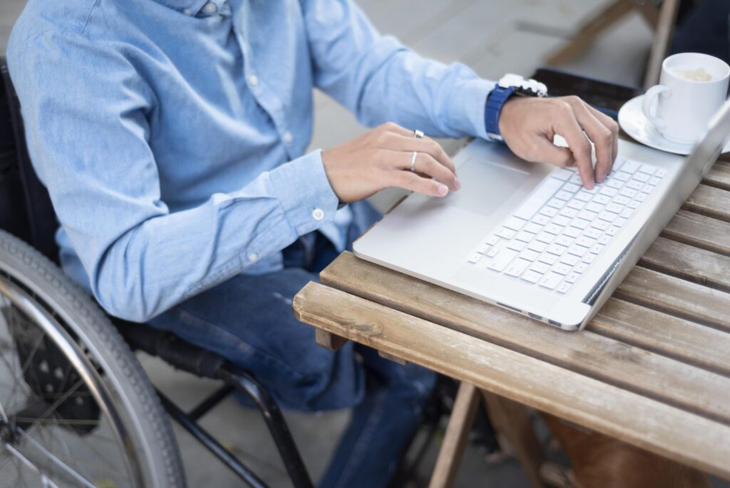 Utilisateur accédant à des informations de santé sur un site web accessible — AccessiWeb Conseil